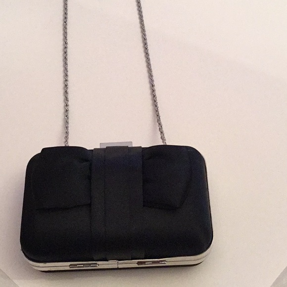 LA REGALE BLACK SATIN BOW DETAIL EVENING BAG. - Picture 3 of 8